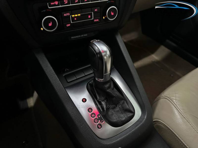 VOLKSWAGEN - JETTA - 2012/2012 - Cinza - R$ 74.900,00