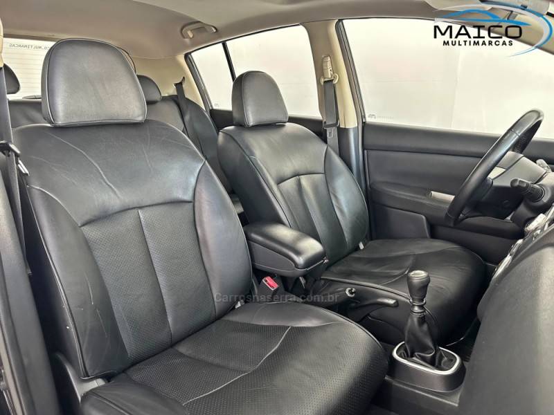 NISSAN - TIIDA - 2012/2013 - Preta - R$ 46.900,00